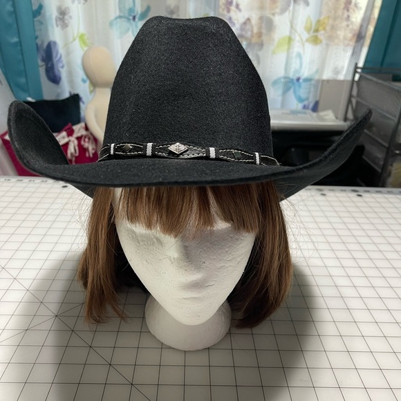 Elegant Black Cowboy Hat with Silver Detailing - Picture 1 of 4